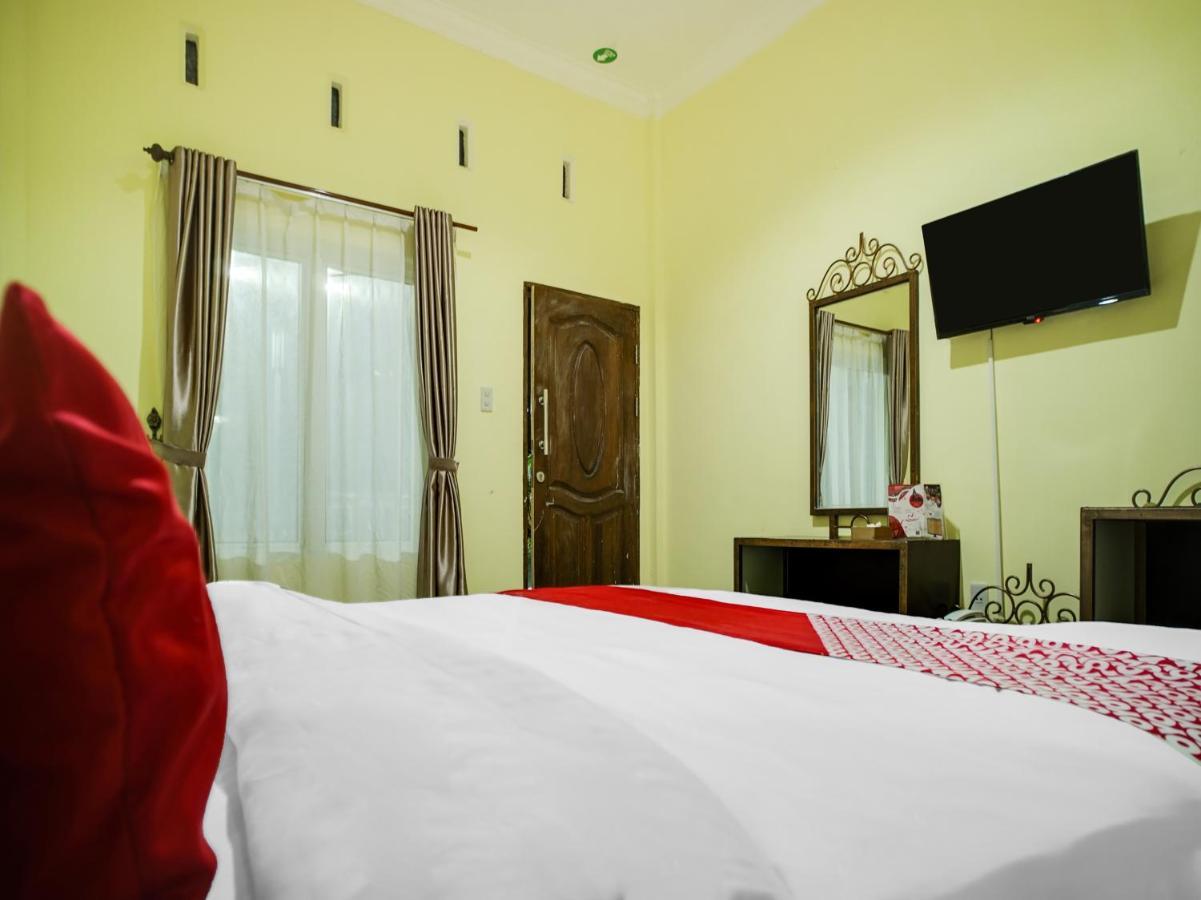 Capital O 540 Esther Hotel Balige Eksteriør billede