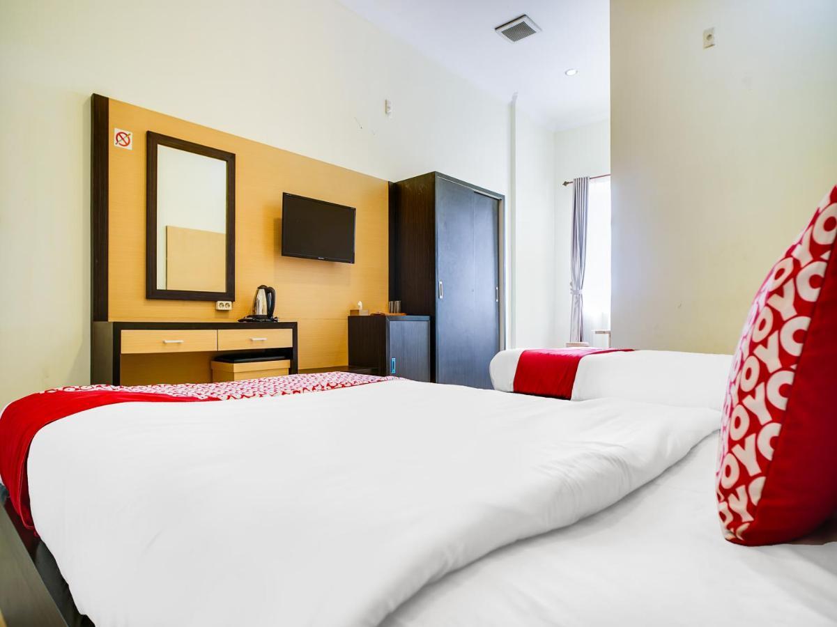 Capital O 540 Esther Hotel Balige Eksteriør billede