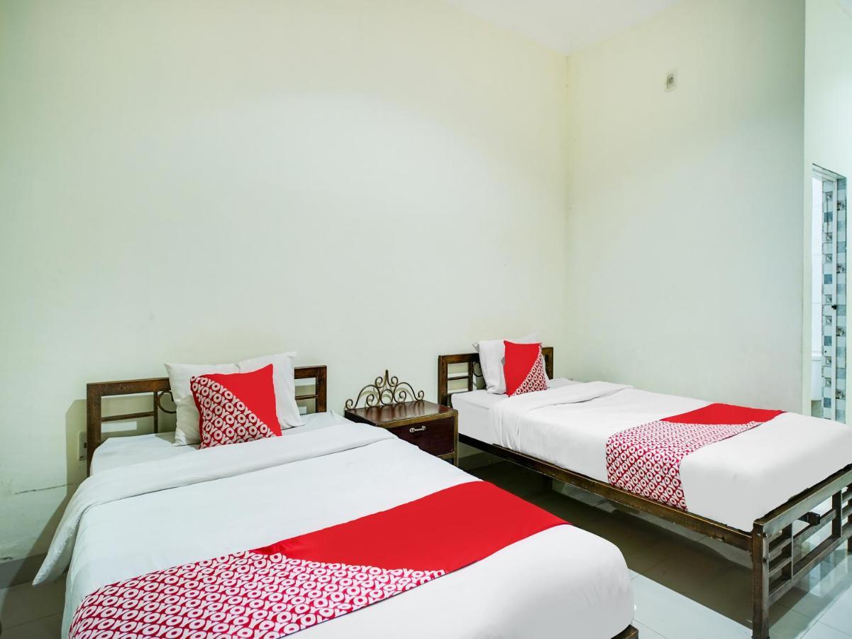 Capital O 540 Esther Hotel Balige Eksteriør billede