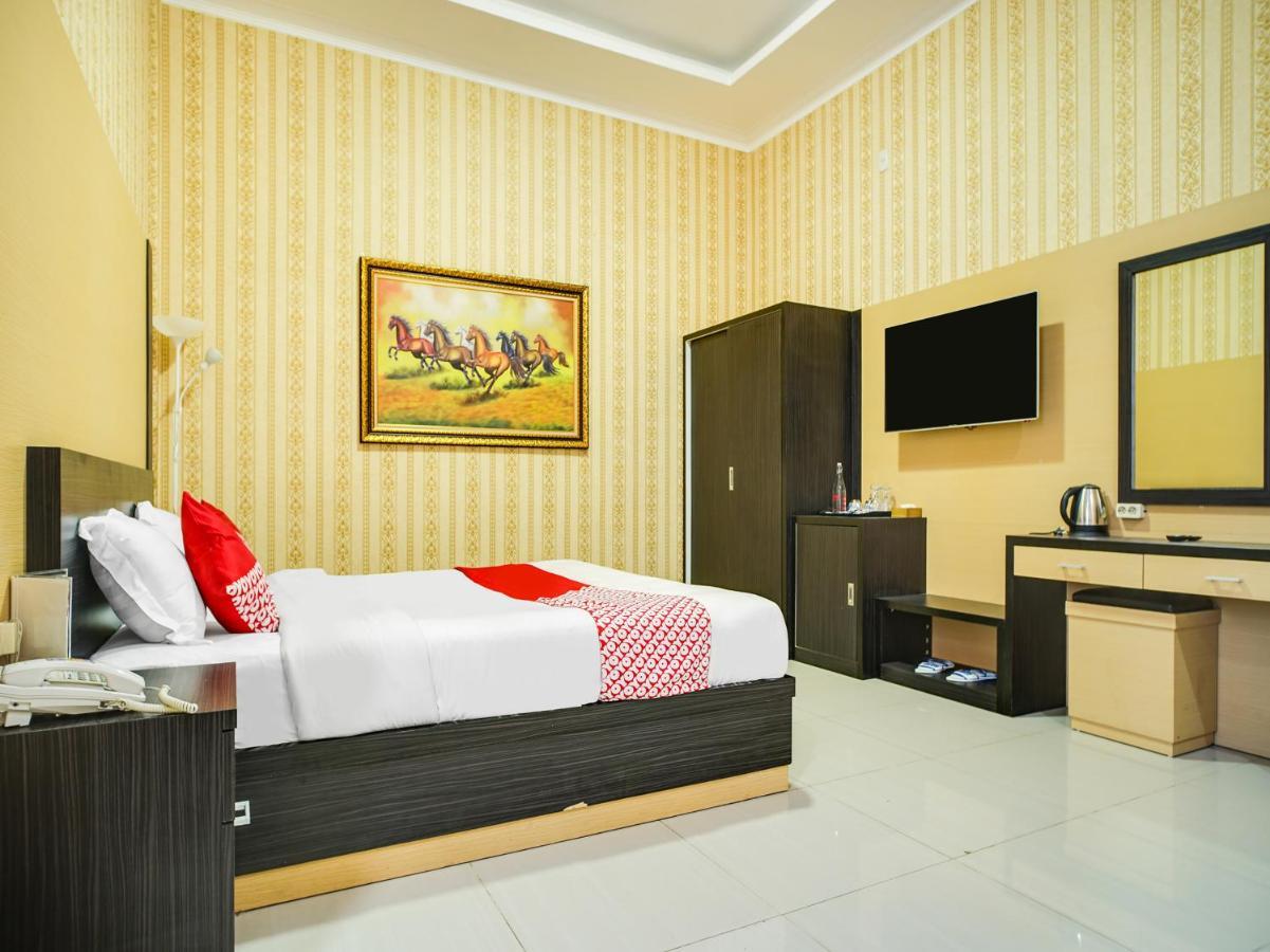 Capital O 540 Esther Hotel Balige Eksteriør billede
