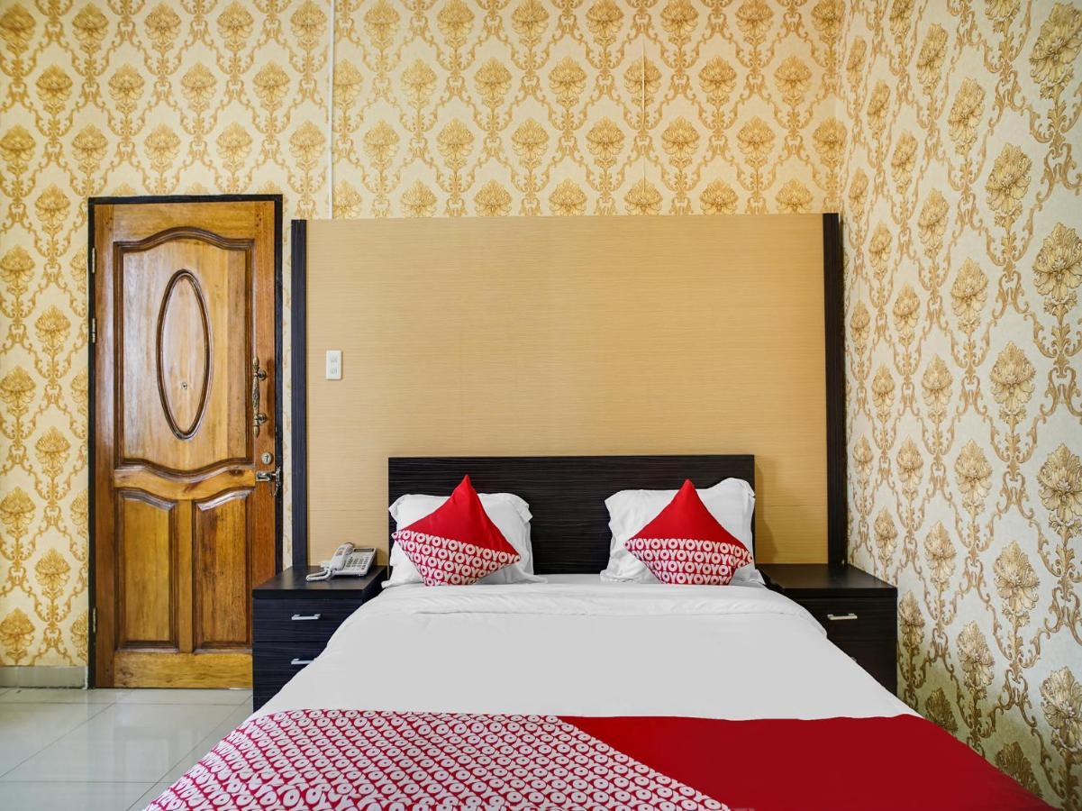 Capital O 540 Esther Hotel Balige Eksteriør billede