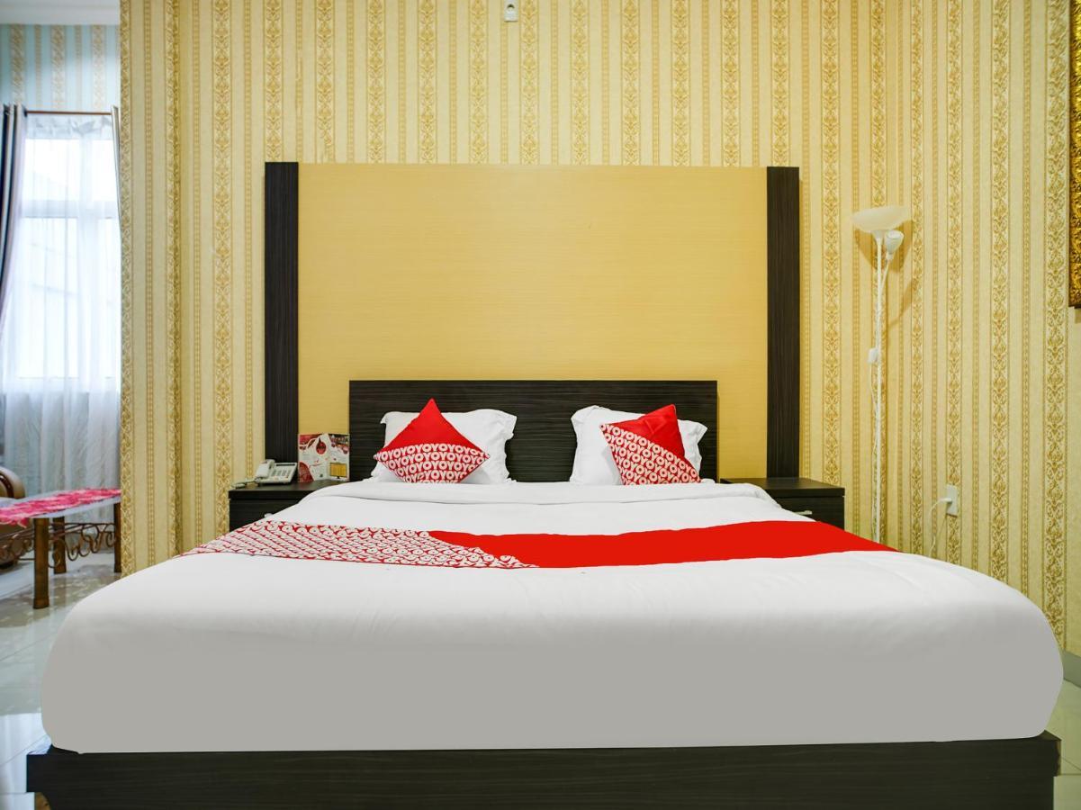 Capital O 540 Esther Hotel Balige Eksteriør billede